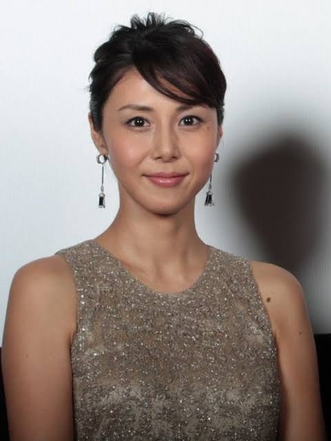 整形公表の双子モデル・吉川ちか、5度目の鼻の手術で「人生辛い」→「本当に辛い人に失礼」のコメントに反論「本音吐かせて」