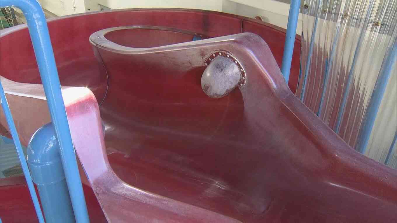 ウォータースライダーで“小指切断”　指がスライダーと手すりの間に挟まったまま滑り落ちる　