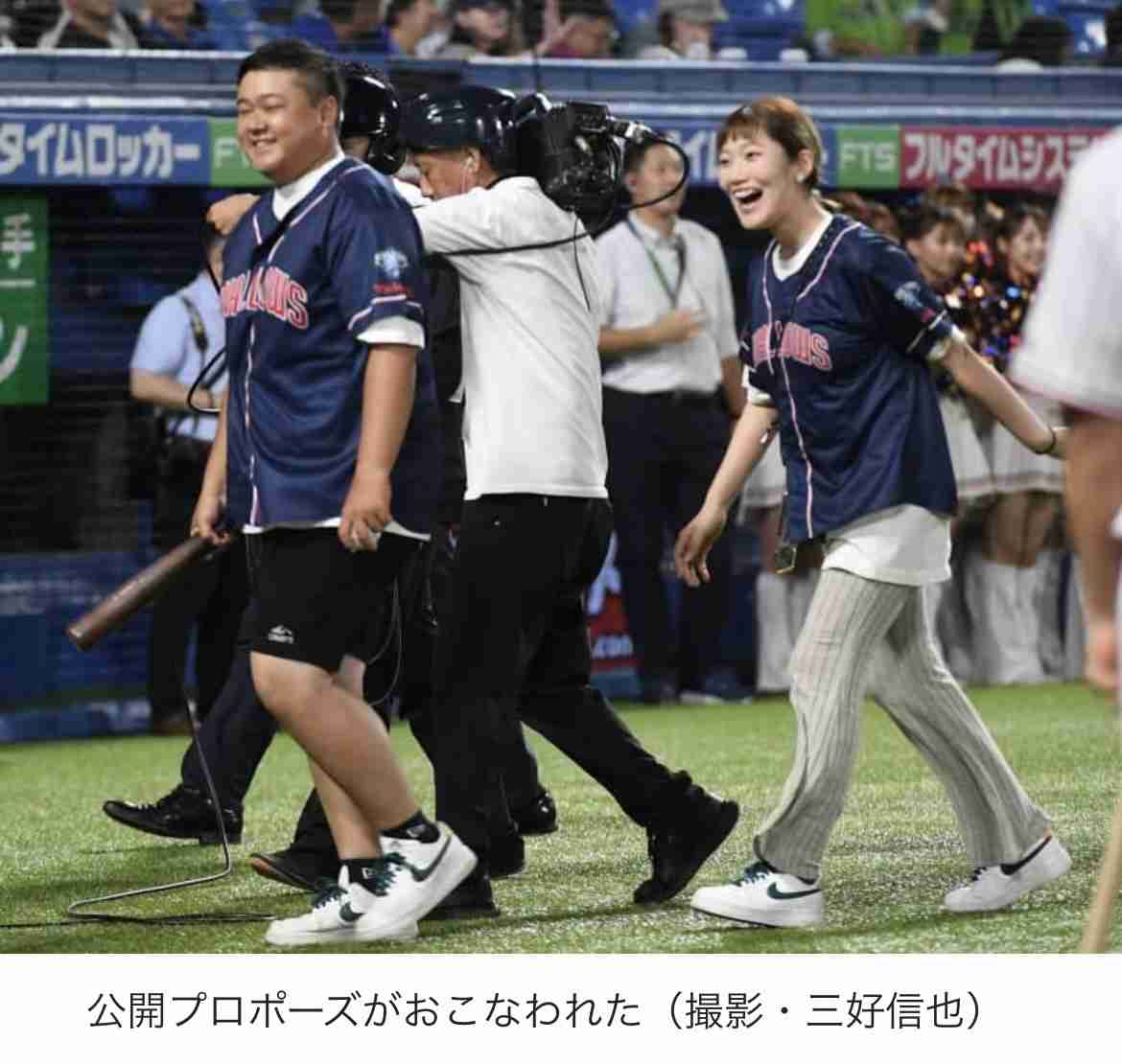 神宮球場で公開プロポーズ！ヤクルトファンの男性が元首位打者の川端慎吾から空振り奪って成功　ファン拍手