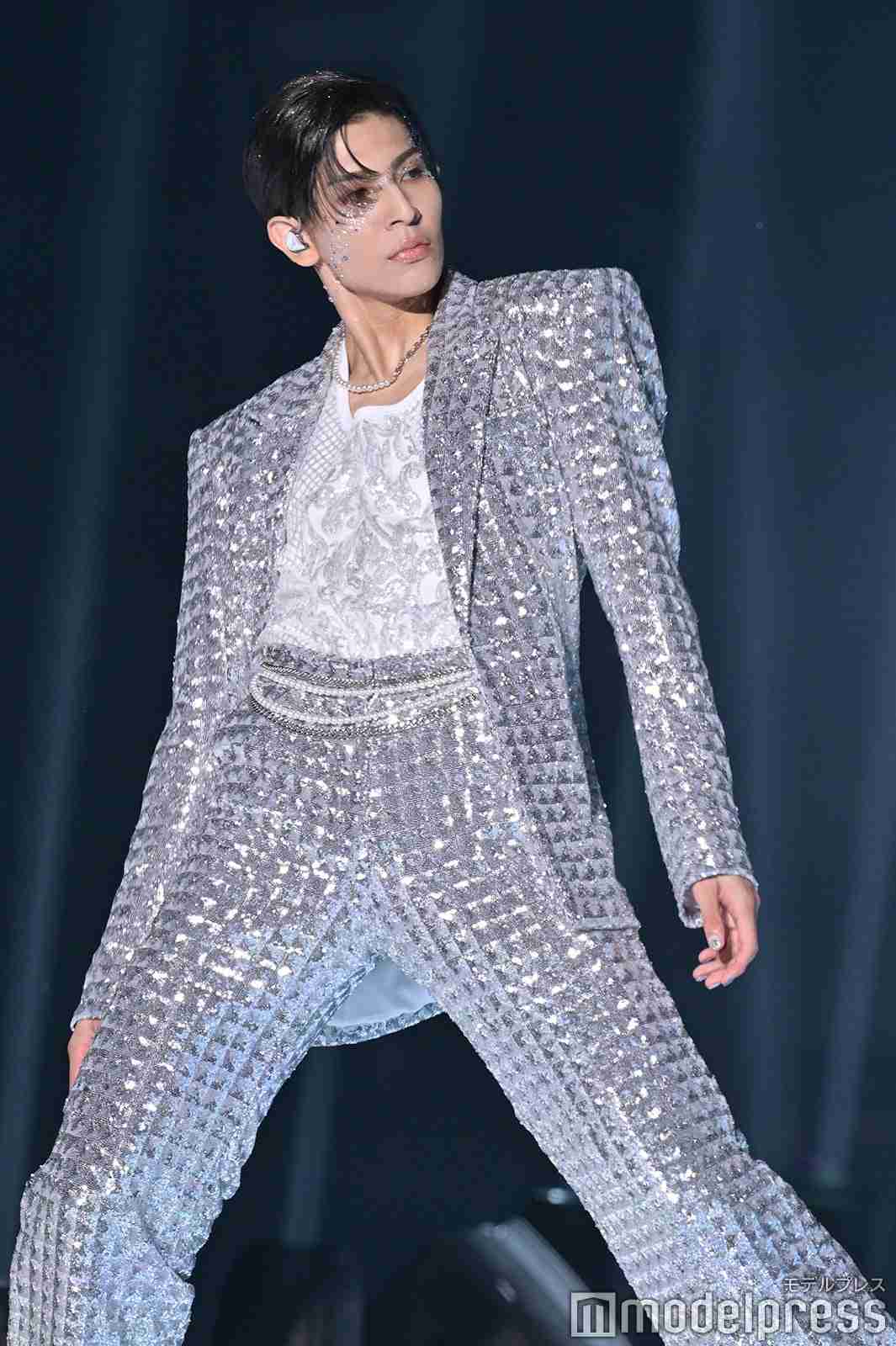 中条あやみ、結婚後初ランウェイ　クールなダークメイクで圧巻ランウェイ