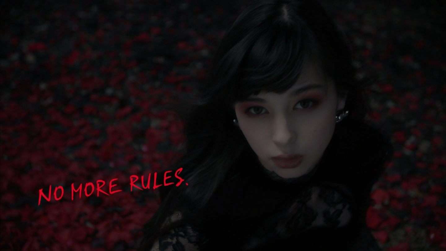 中条あやみ、結婚後初ランウェイ　クールなダークメイクで圧巻ランウェイ