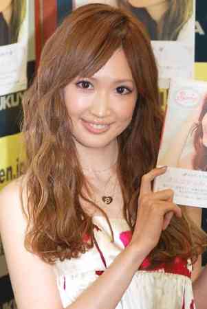 紗栄子　15歳長男とお揃いキャップで「学校で必要なスーツを買いにお出かけ」
