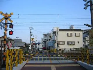 「開かずの踏切」渡りきれず　高齢男性死亡　大阪のJR東海道線
