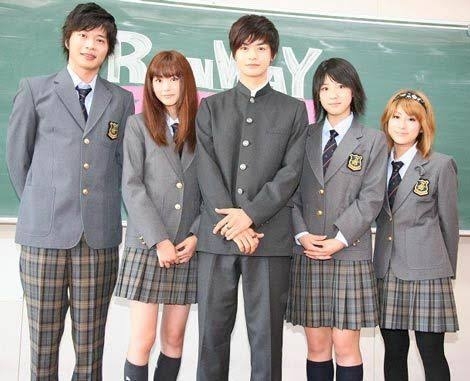 桐谷美玲が“驚異の9頭身スタイル”で銀座の街に出現 「変わらぬ美貌」と「幸せオーラ」