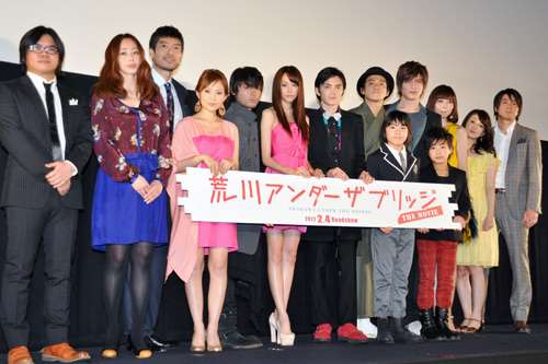 桐谷美玲が“驚異の9頭身スタイル”で銀座の街に出現 「変わらぬ美貌」と「幸せオーラ」