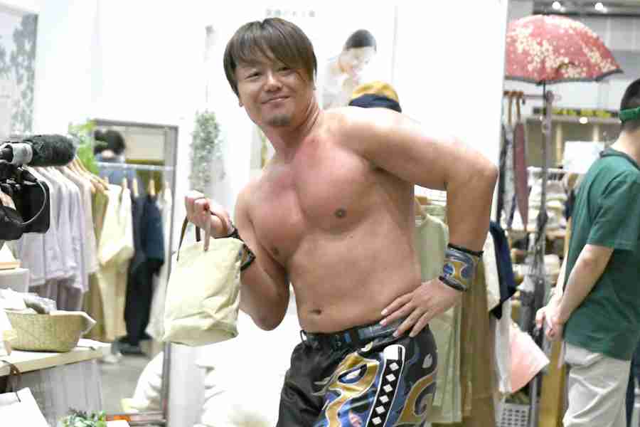 【DDT】史上初「新幹線プロレス」で鈴木みのると高木三四郎が激闘「こんなに揺れるとは思わなかった」
