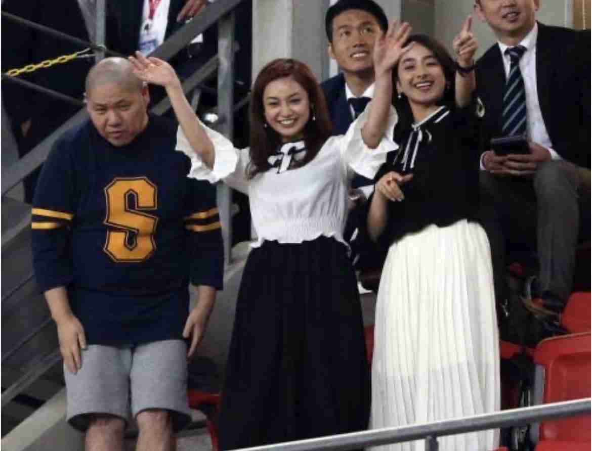 テイラー・スウィフト、NFL選手とロマンス浮上 彼の母親と試合を観戦