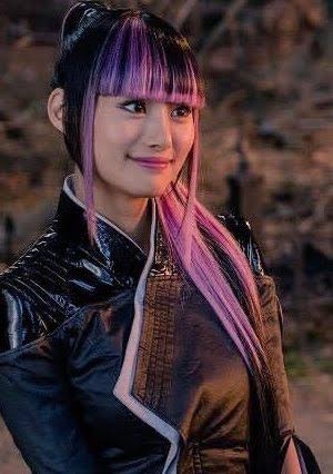 忽那汐里、激変した30歳現在の姿…ド派手な赤髪姿で「ギャル」と話題！「家政婦のミタ」から12年