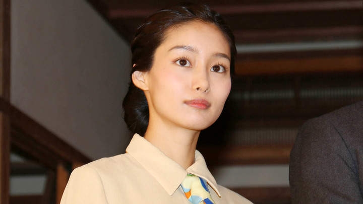 忽那汐里、激変した30歳現在の姿…ド派手な赤髪姿で「ギャル」と話題！「家政婦のミタ」から12年