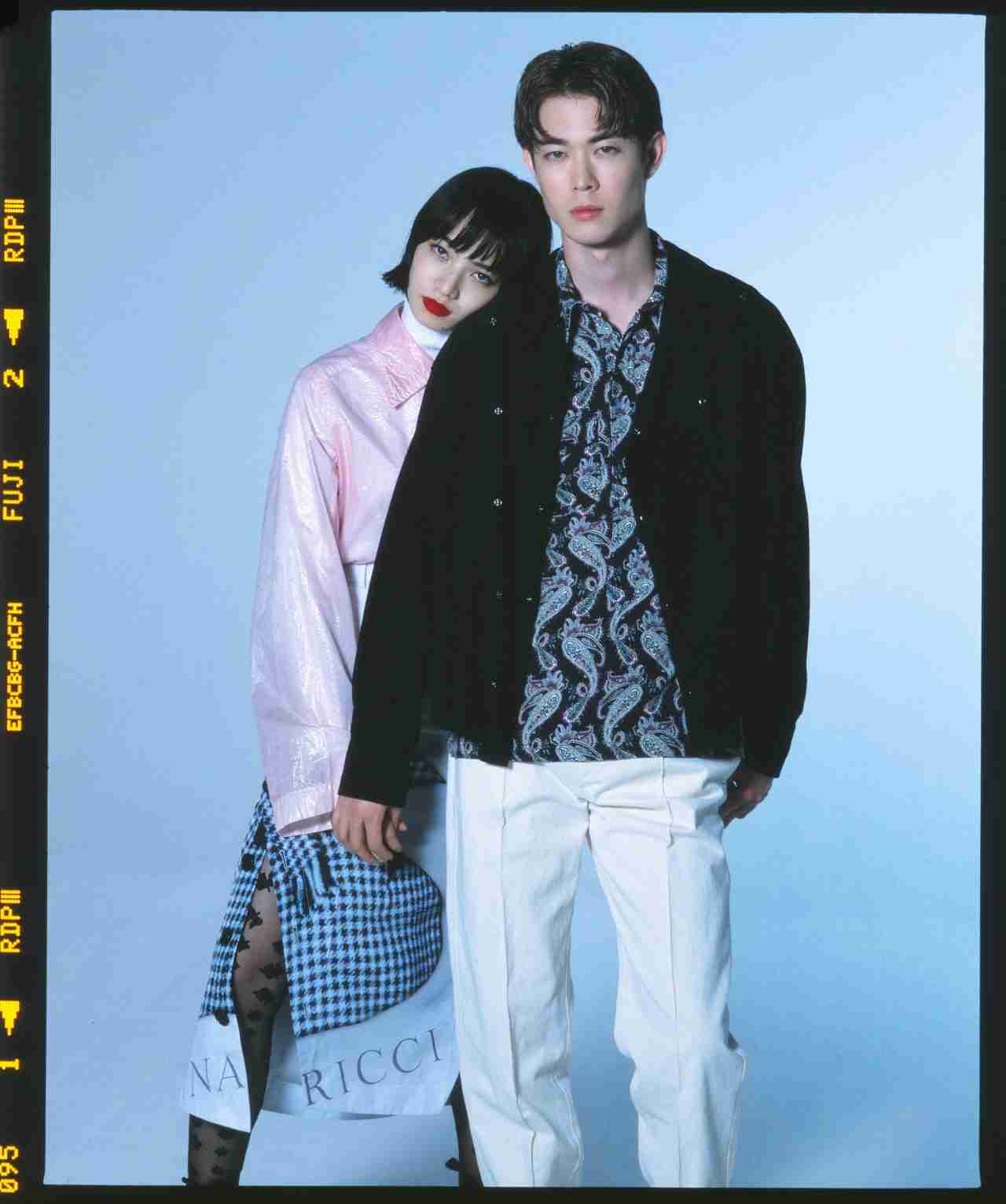 菅田将暉&小松菜奈夫妻の2ショットに反響「ビジュ強すぎ」“投稿時間”にも注目集まる