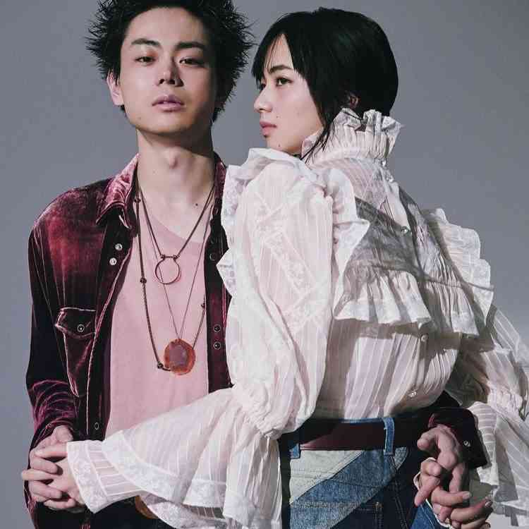 菅田将暉&小松菜奈夫妻の2ショットに反響「ビジュ強すぎ」“投稿時間”にも注目集まる