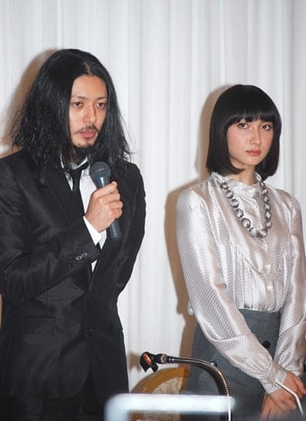 菅田将暉&小松菜奈夫妻の2ショットに反響「ビジュ強すぎ」“投稿時間”にも注目集まる