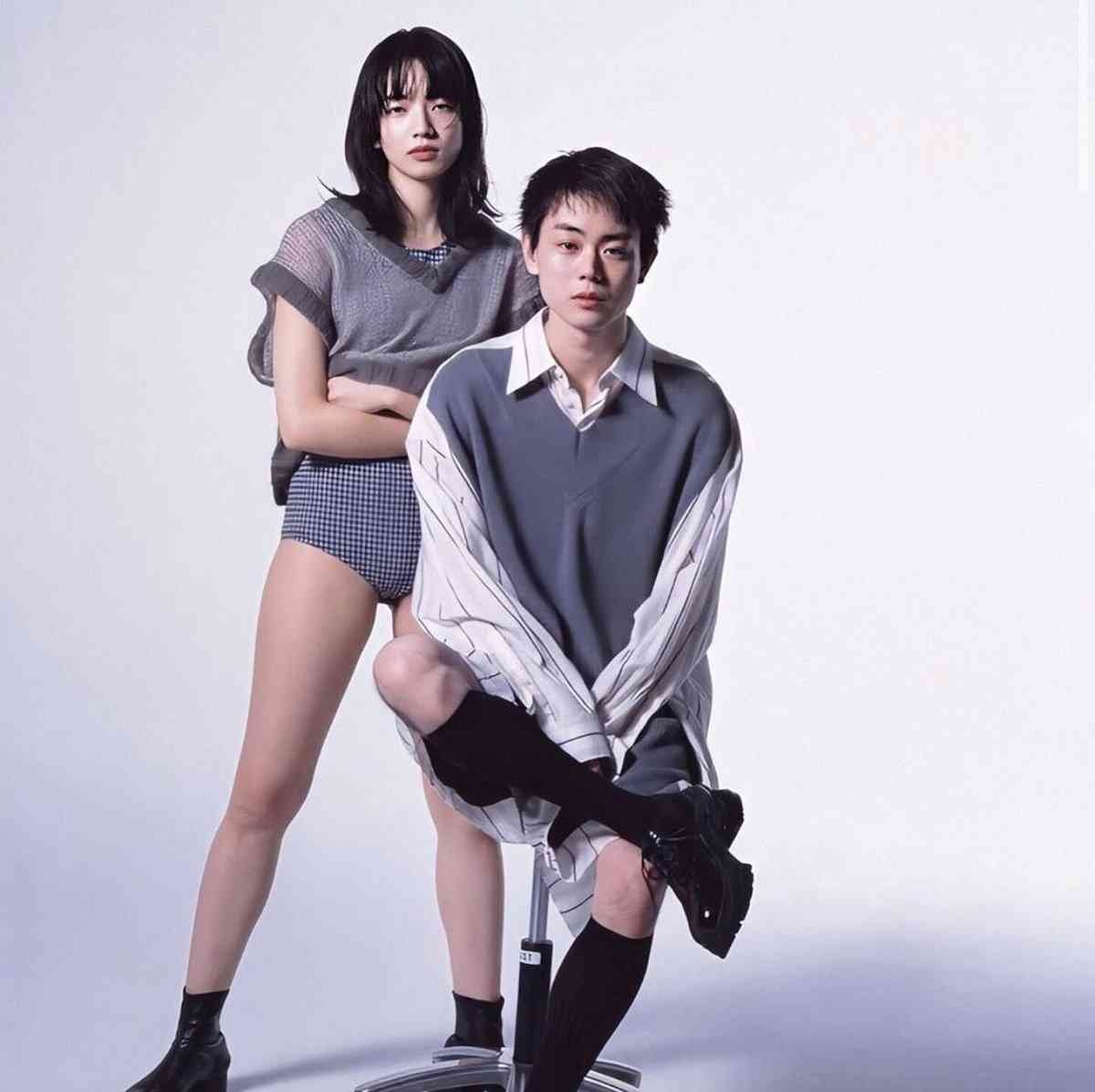 菅田将暉&小松菜奈夫妻の2ショットに反響「ビジュ強すぎ」“投稿時間”にも注目集まる