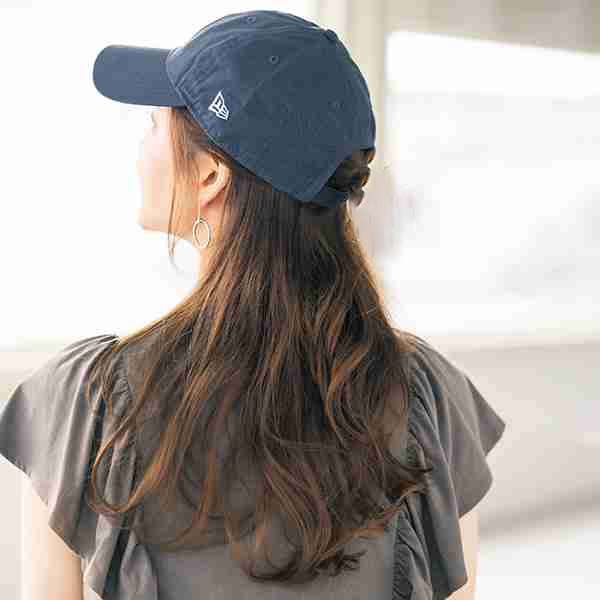 ひとつ結びはNG!2023年大ブームの【キャップ】が古臭く見えない方法