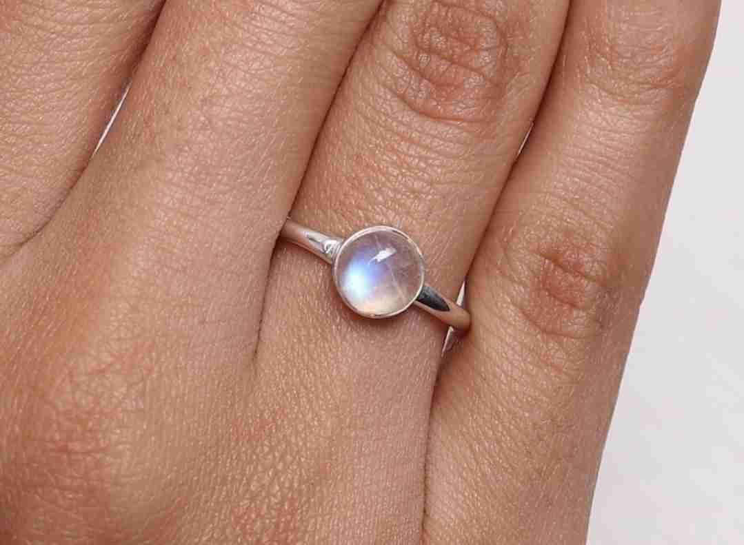 指輪のおしゃれを楽しんでるガールさん【結婚指輪以外】