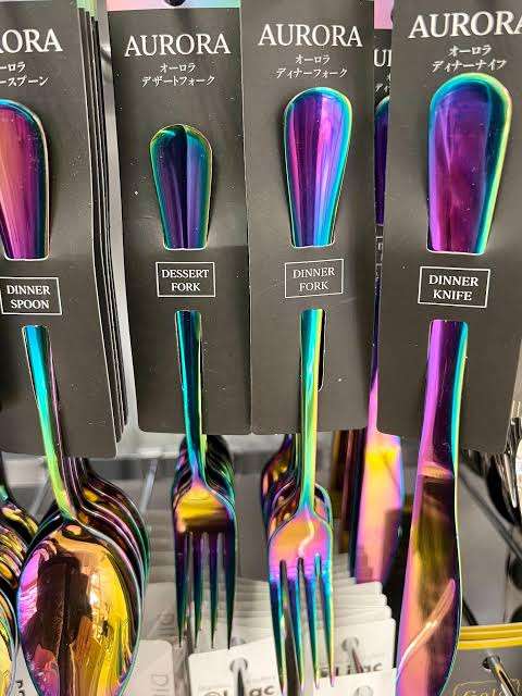 駐車場でたまに見る「ナゾの虹色シミ」 綺麗だけど…実は「めちゃ危険」なサイン！