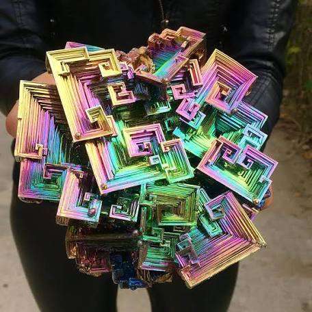 駐車場でたまに見る「ナゾの虹色シミ」 綺麗だけど…実は「めちゃ危険」なサイン！