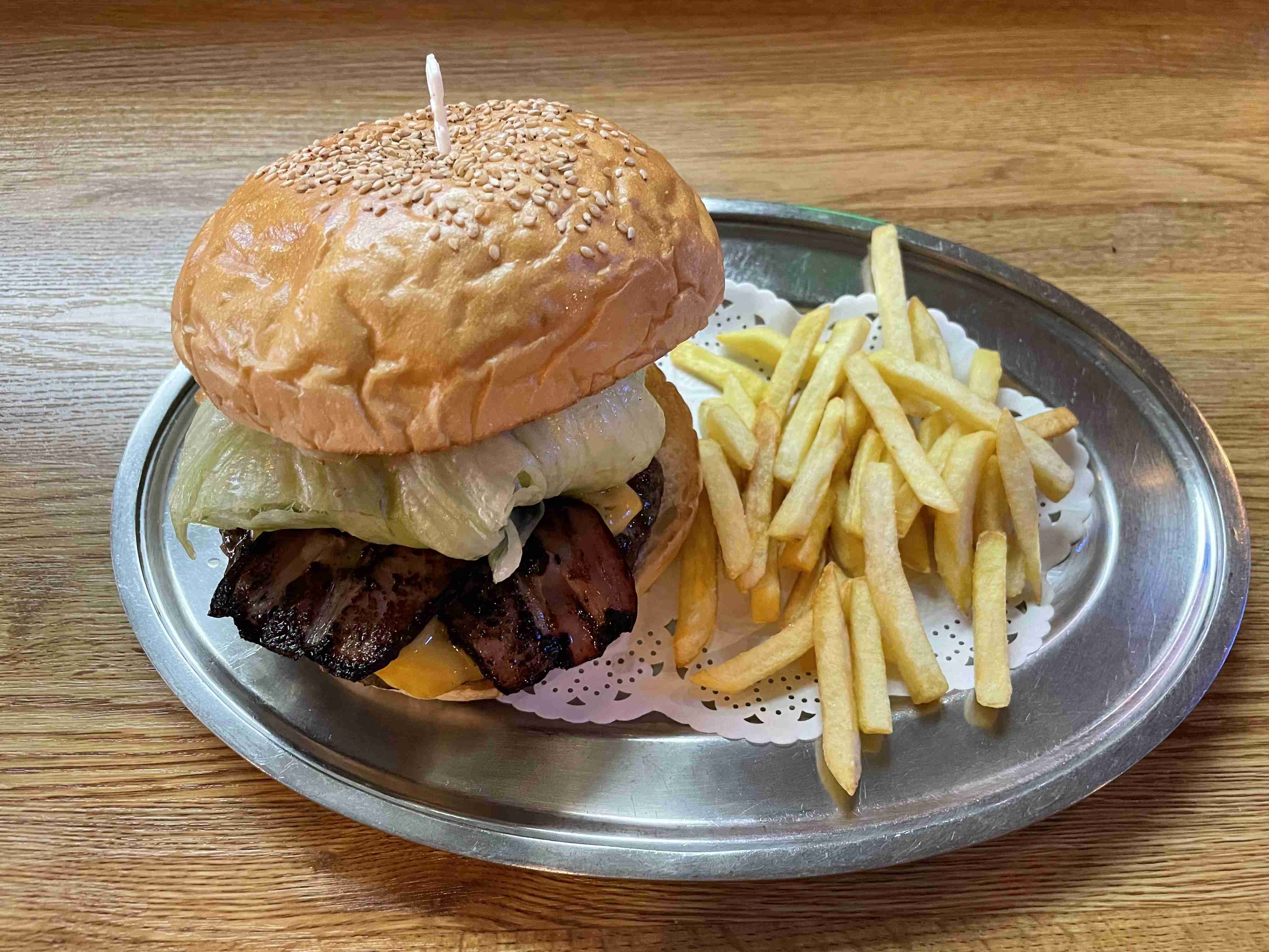 「モスバーガー」×「銀座三越」“高級バーガー”開発 1800円超えのハンバーガーも 特設店舗「モス越」は6日からオープン