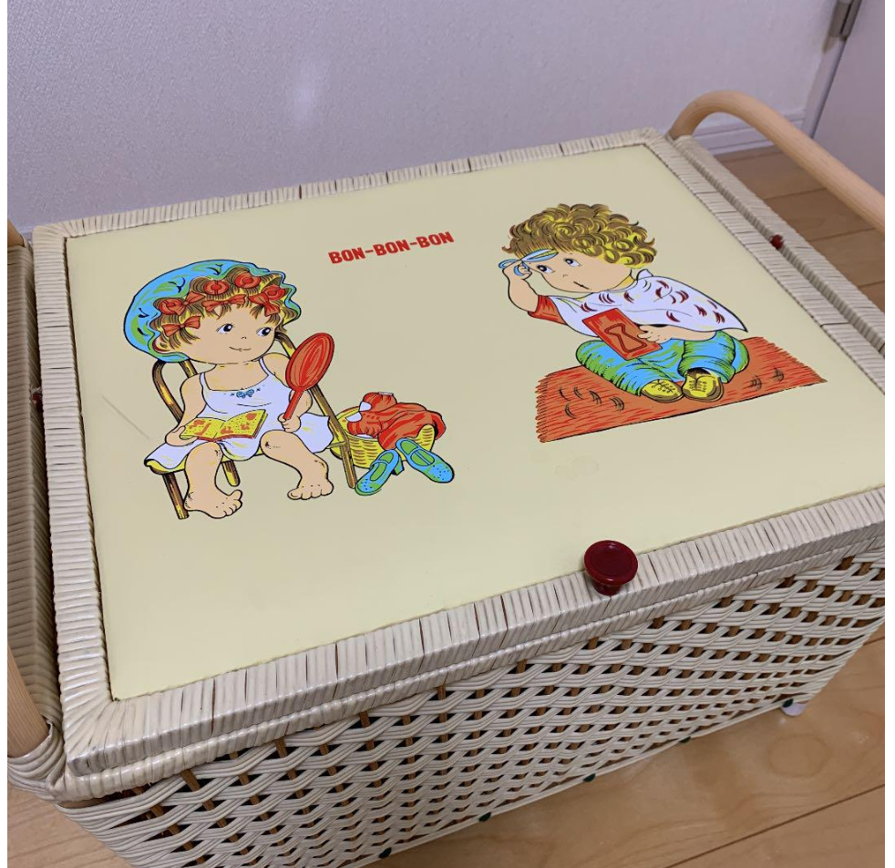 アメリカで4歳の双子が木製のおもちゃ箱で眠り込み窒息死か。母親は「わけがわからない」と困惑。警察が捜査