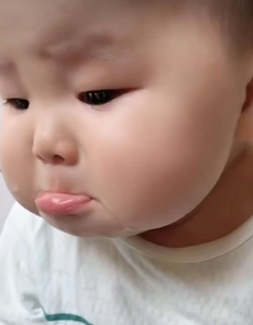 UFOキャッチャー景品取れず“犬系彼女”が号泣…人気カップルYouTuberの動画に賛否、“オチ”にも一部批判