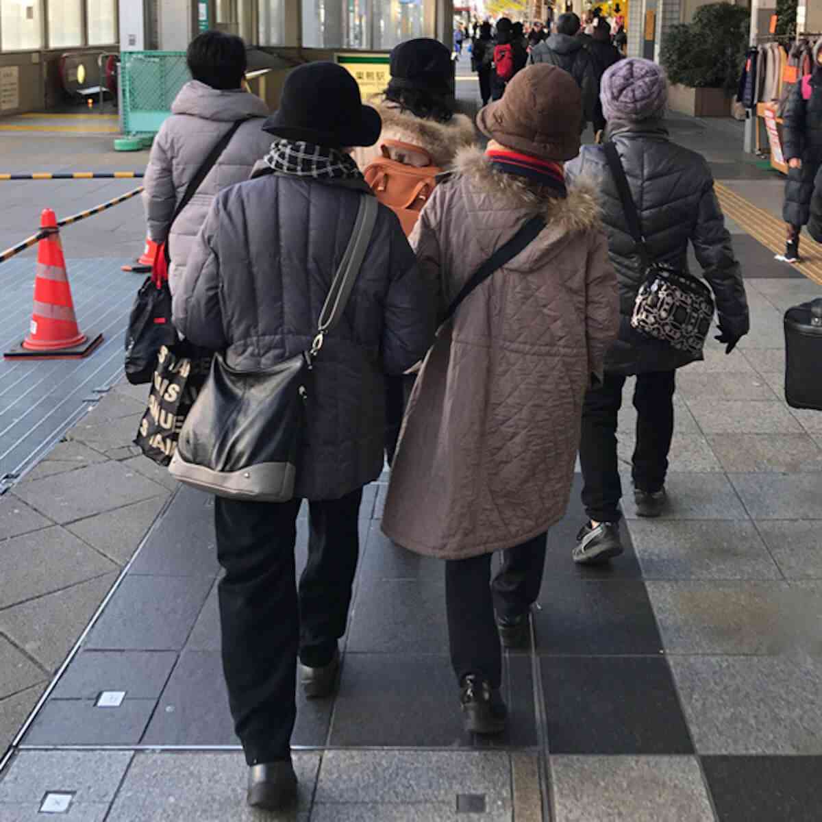 【おしゃれに必要なのは筋肉】歳を重ねて悟った真理に共感の声殺到!!「ピアス重いですよね」「革カバンマジで無理」「ある時突然重くて無理に」の声