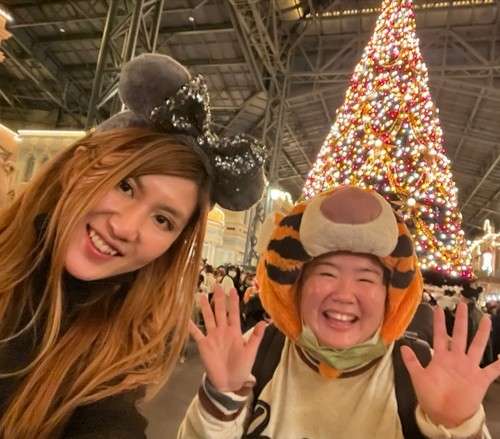 やす子、別人級に激変した姿に騒然！茶髪ロング＆ゴージャスメイクで「美しい」「モデル」「どこのマダム」