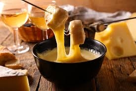 本場スイスのお店で食べるチーズフォンデュは日本のと色々違っててびっくり「想像の五倍くらいデカい鍋にとろとろチーズが…」「野菜が無い」