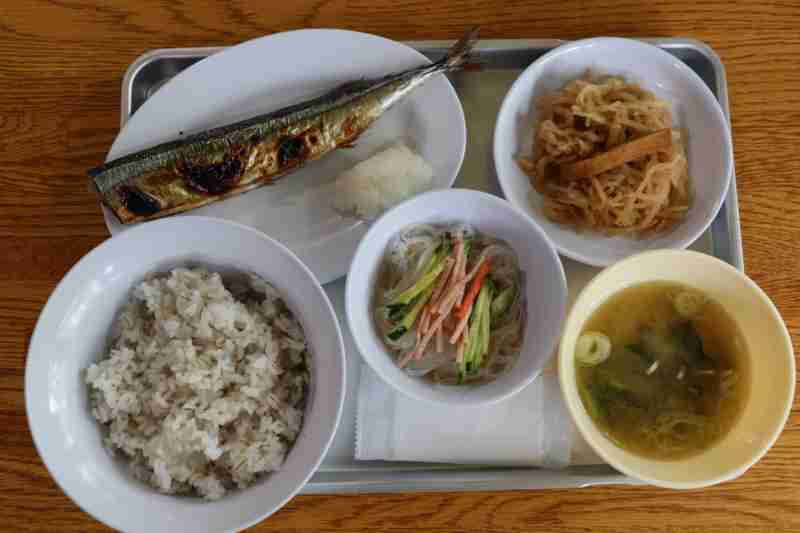 「わびしすぎ！」「戦後か」物価高騰で学校給食のメニュー減少、量も半分になるという恐るべき現状を打破するには