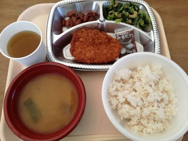 「わびしすぎ！」「戦後か」物価高騰で学校給食のメニュー減少、量も半分になるという恐るべき現状を打破するには