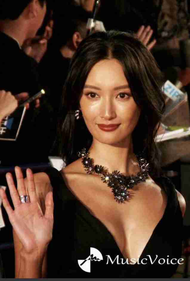 菜々緒が三吉彩花がばっくり背中全開　玉城ティナが美デコルテ　レッドカーペットで美の競演！東京国際映画祭開幕