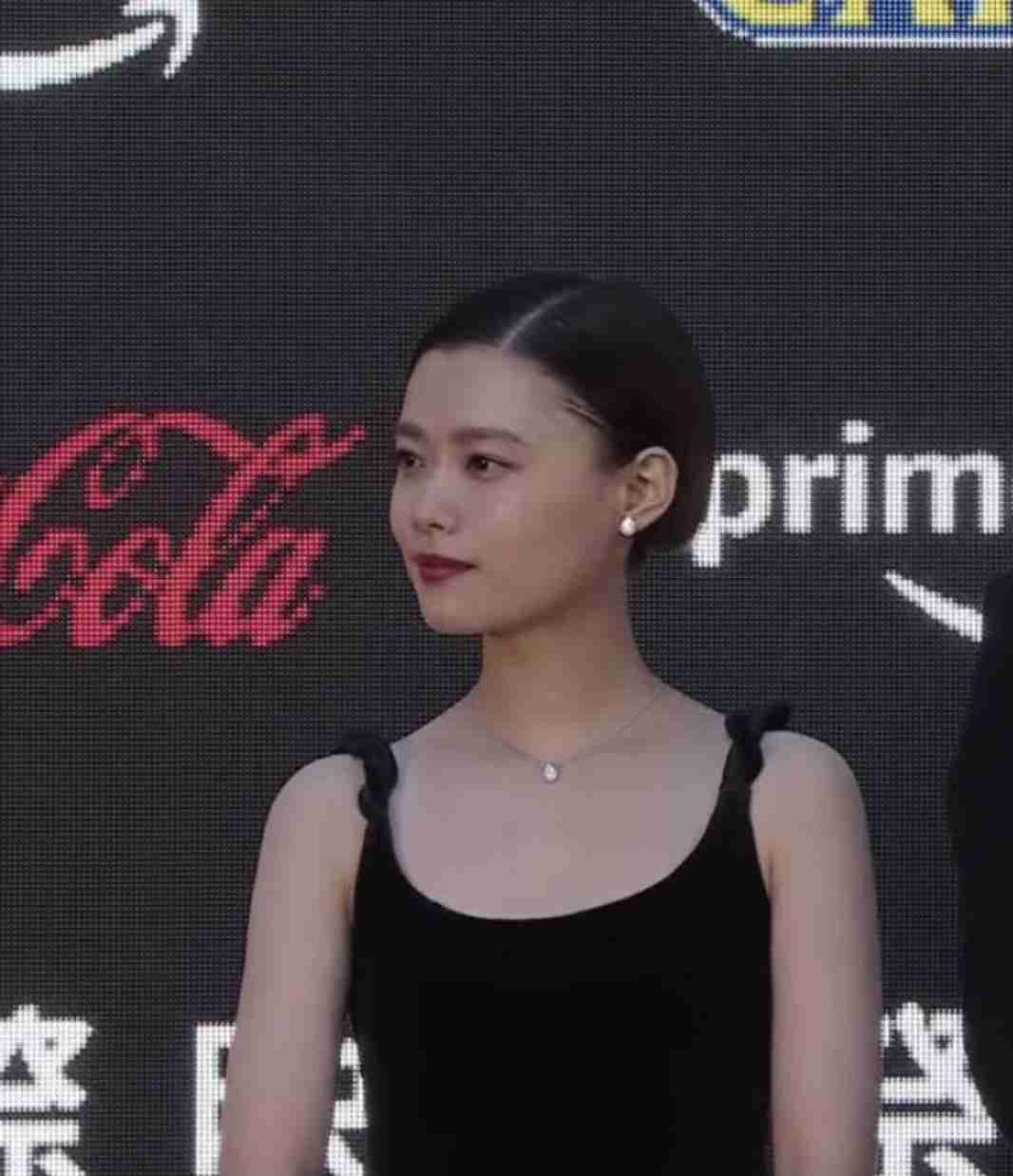 菜々緒が三吉彩花がばっくり背中全開　玉城ティナが美デコルテ　レッドカーペットで美の競演！東京国際映画祭開幕