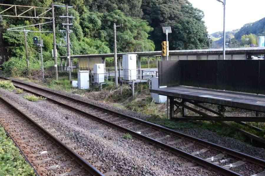列車のドア開いたらホームなく、女性客が1・7ｍ下の草むらに転落…鹿児島市のJR広木駅