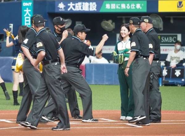 吉高由里子 大暴投で“おなじみ”始球式 今年は「今までで一番上手く」ツーバンでホーム マウンドで歓喜