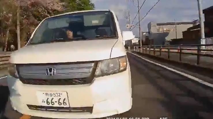 【独自】“あおり運転”に「妻が泣いてパニック」幅寄せとパッシングを繰り返す車…恐怖の瞬間