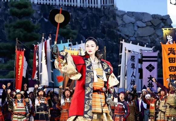 山梨最大の祭り「信玄公祭り」で冨永愛さんが「いざ出陣」 過去最大規模で武者行列