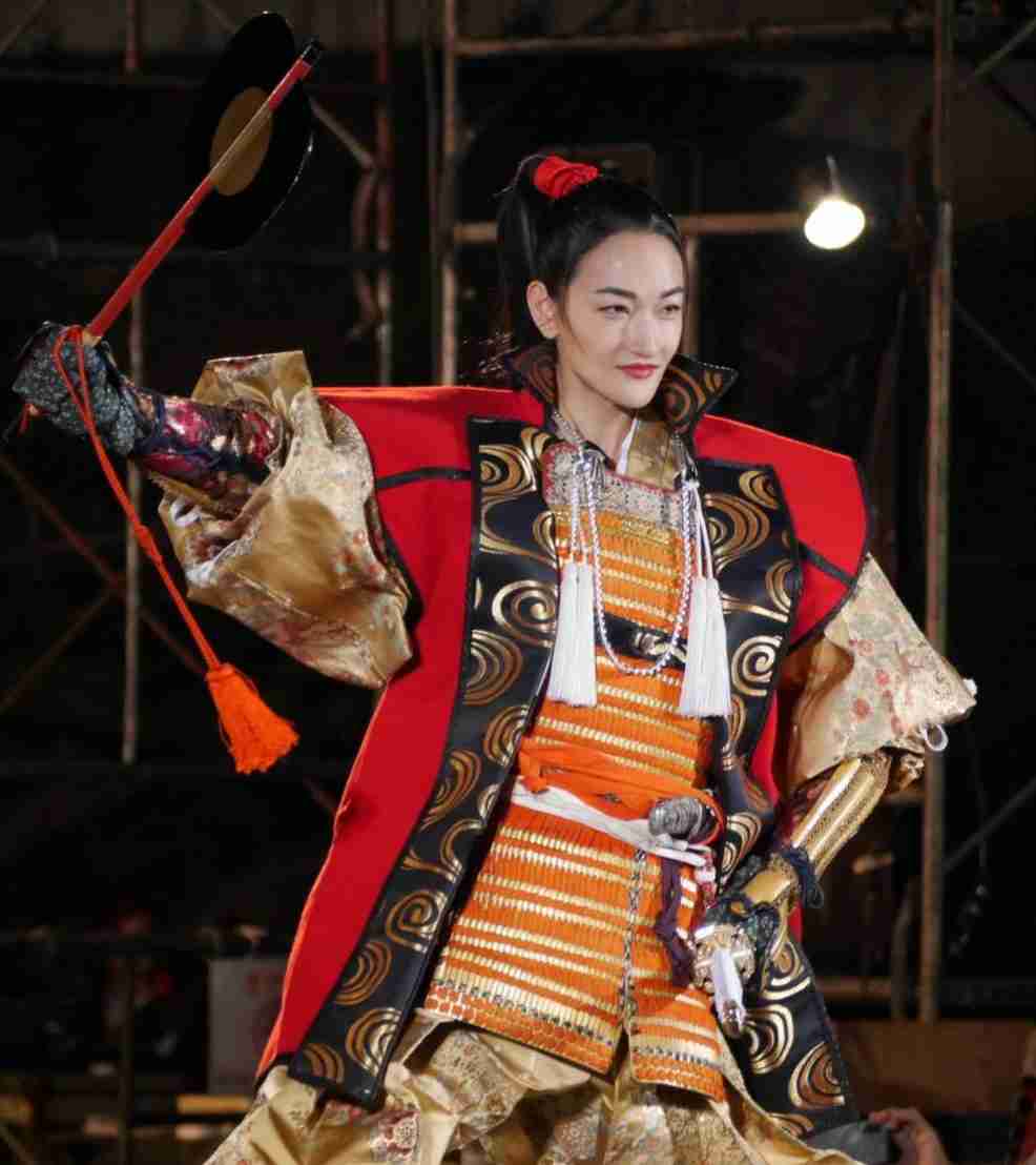 山梨最大の祭り「信玄公祭り」で冨永愛さんが「いざ出陣」 過去最大規模で武者行列