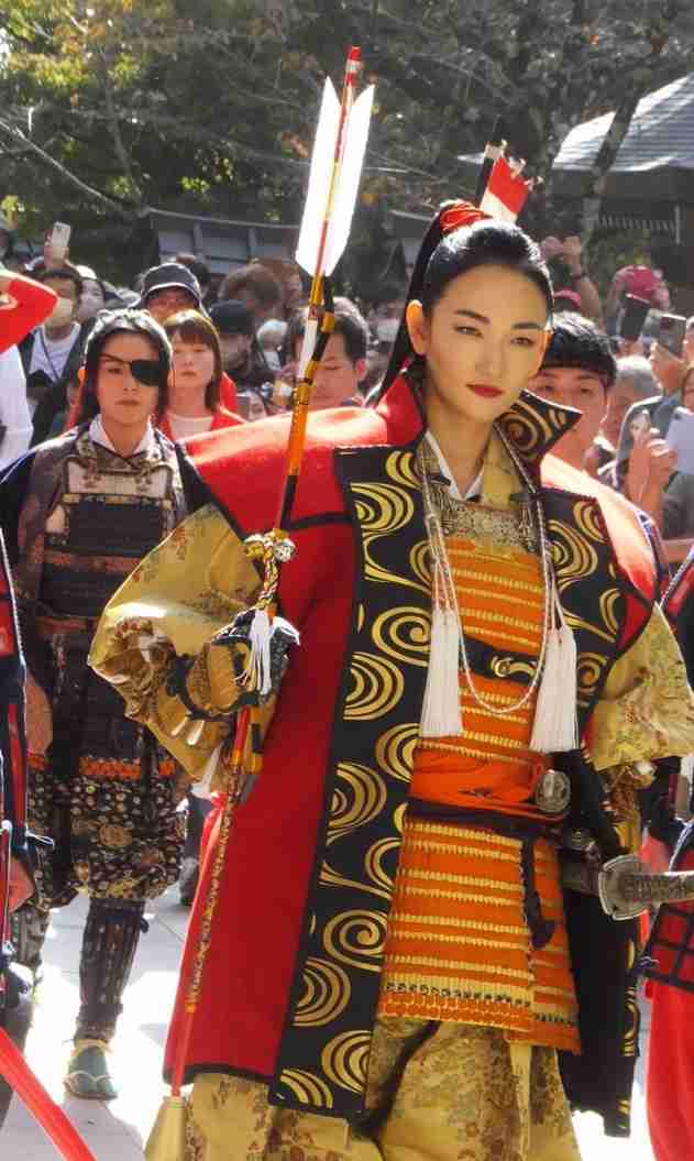 山梨最大の祭り「信玄公祭り」で冨永愛さんが「いざ出陣」 過去最大規模で武者行列