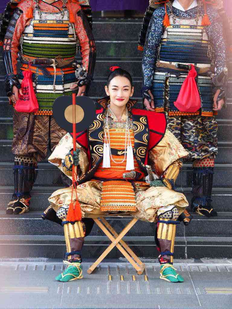 山梨最大の祭り「信玄公祭り」で冨永愛さんが「いざ出陣」 過去最大規模で武者行列