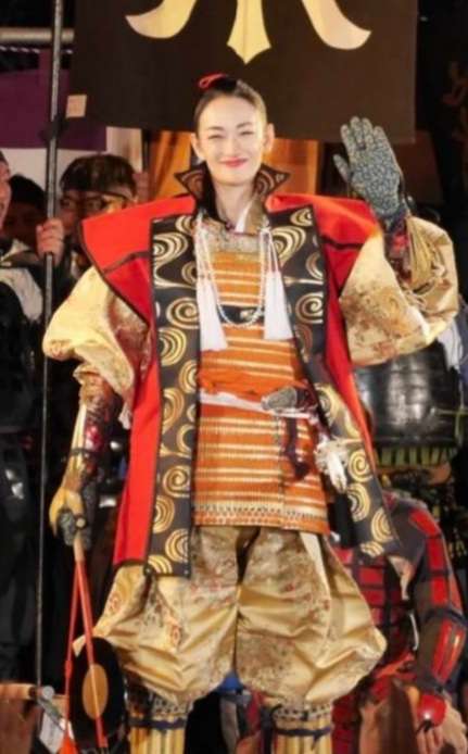 山梨最大の祭り「信玄公祭り」で冨永愛さんが「いざ出陣」 過去最大規模で武者行列