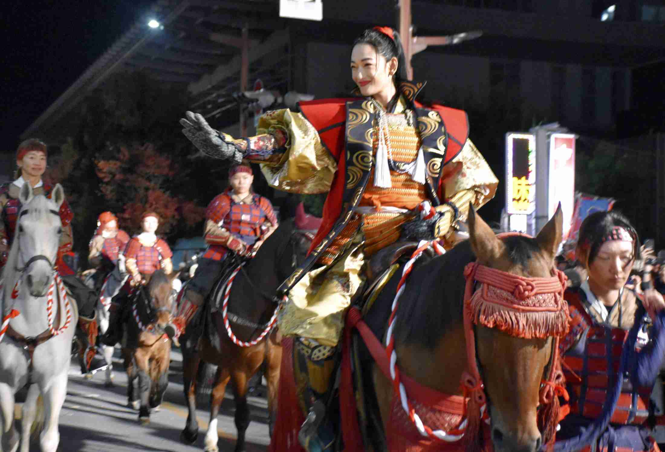 山梨最大の祭り「信玄公祭り」で冨永愛さんが「いざ出陣」 過去最大規模で武者行列