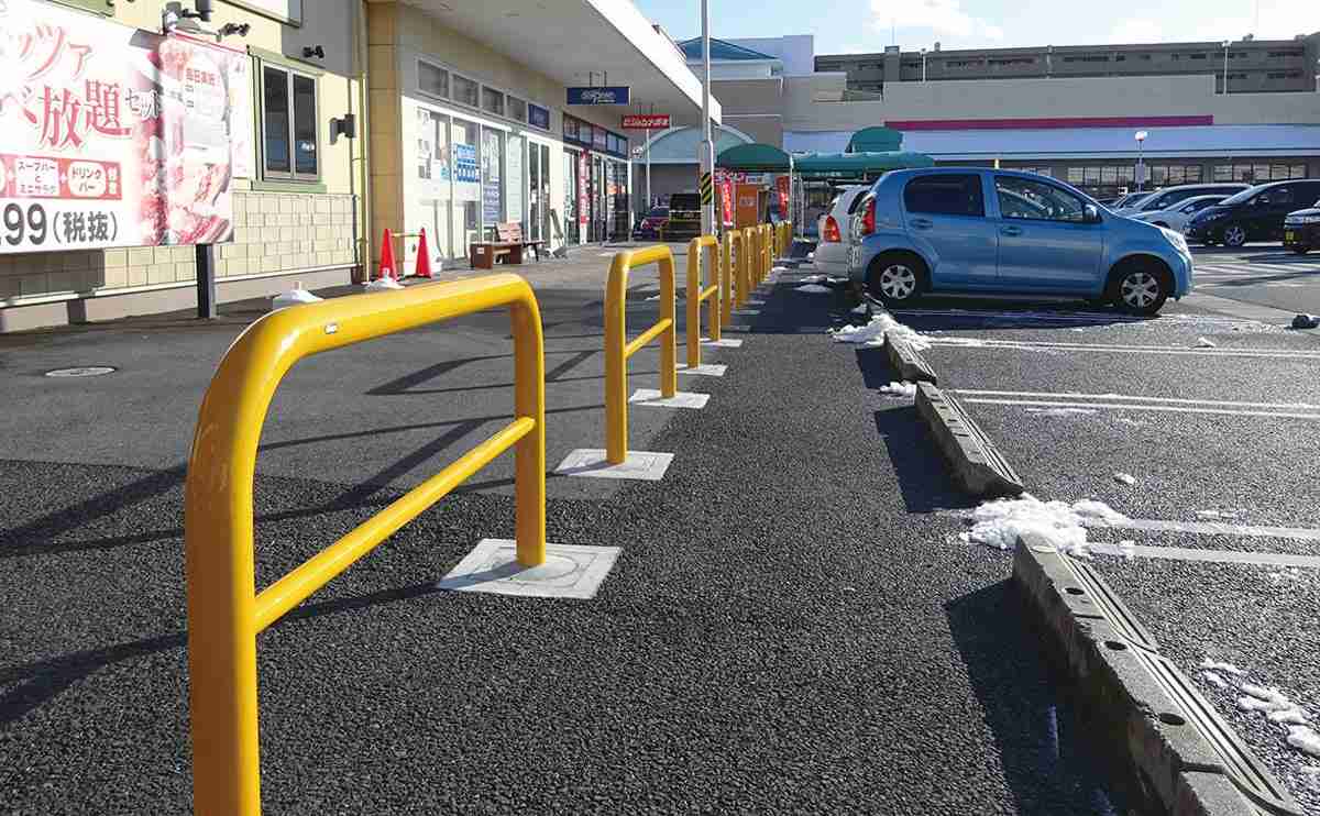 「ブレーキとアクセル踏み間違えた」高齢男性運転の乗用車がスーパーに衝突 1人負傷