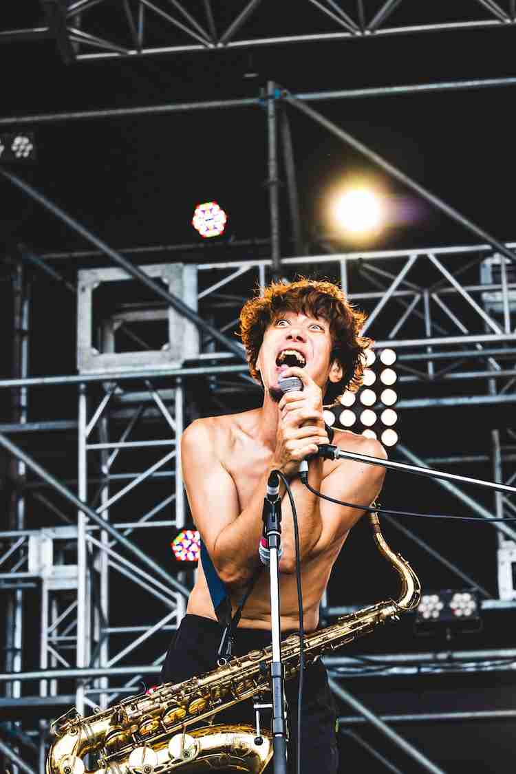 バンドのボーカル以外のメンバーの画像を貼ってバンド名が分かったらプラスを押すトピ