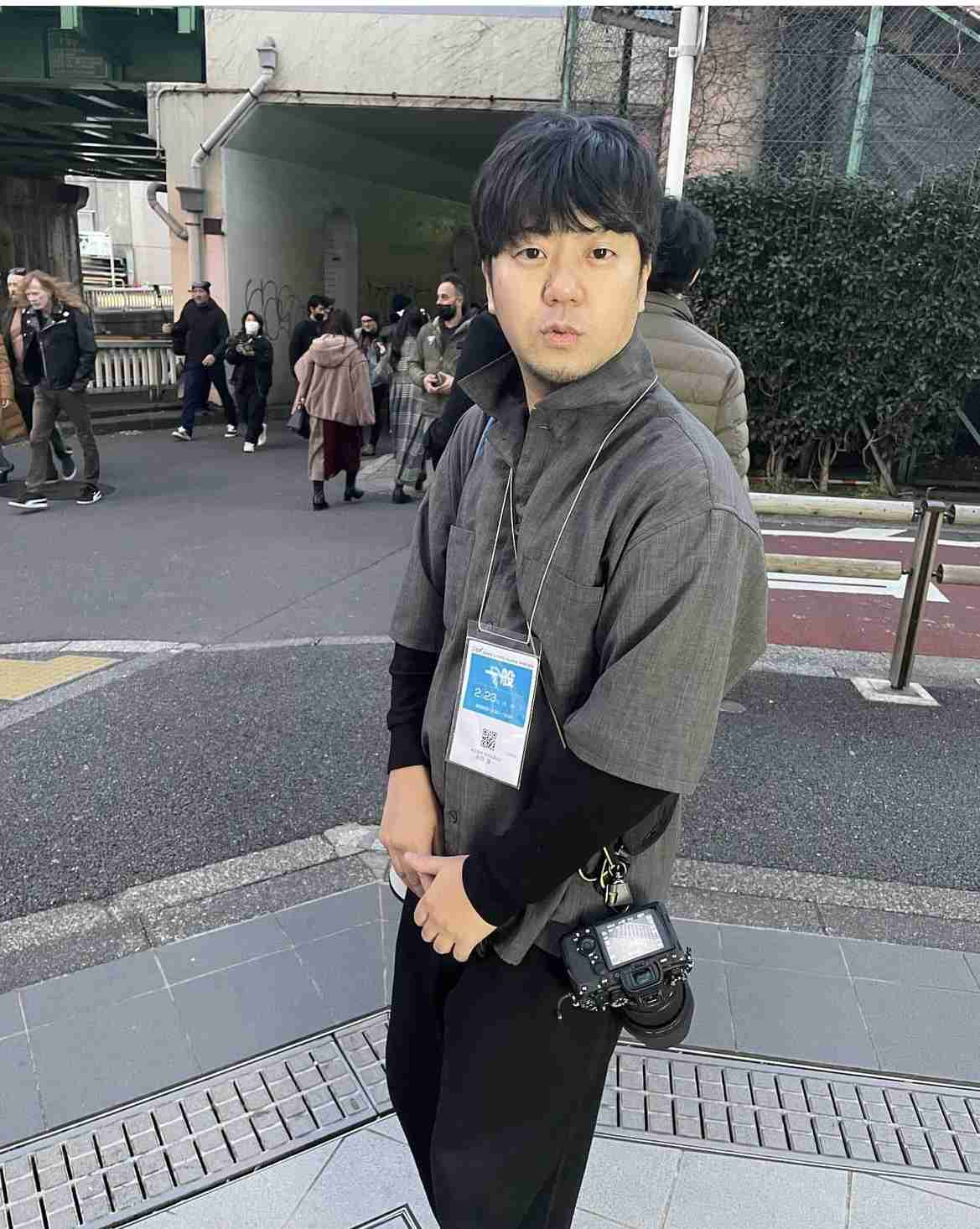 バンドのボーカル以外のメンバーの画像を貼ってバンド名が分かったらプラスを押すトピ