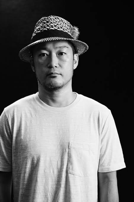 バンドのボーカル以外のメンバーの画像を貼ってバンド名が分かったらプラスを押すトピ