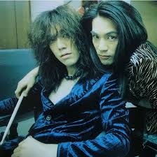 バンドのボーカル以外のメンバーの画像を貼ってバンド名が分かったらプラスを押すトピ