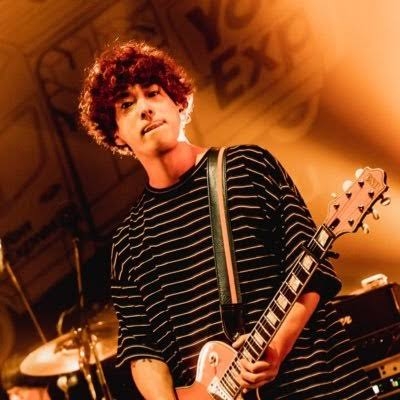 バンドのボーカル以外のメンバーの画像を貼ってバンド名が分かったらプラスを押すトピ