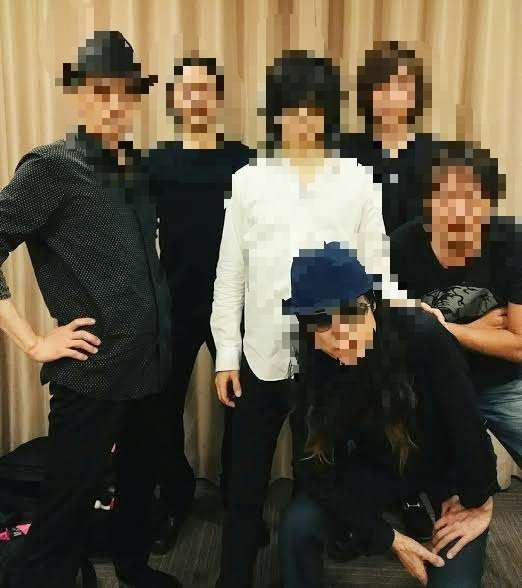 バンドのボーカル以外のメンバーの画像を貼ってバンド名が分かったらプラスを押すトピ