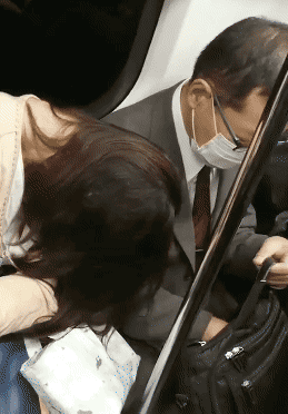 駅に貼ってあったマナー啓発のポスター、完成度が高くて感動した「自分のことも顧みないとな…」