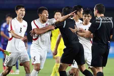 アジア大会サッカー　日本が北朝鮮下し4強入り　試合後北朝鮮が審判に激高　現地リポ杉谷拳士氏の後ろで大荒れ　SNS話題「杉谷の後ろで」