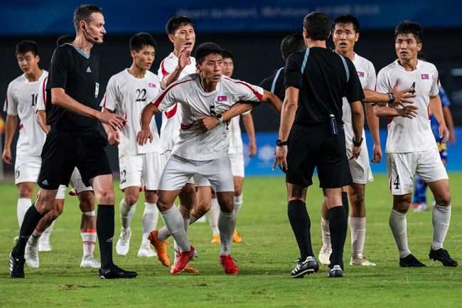 アジア大会サッカー　日本が北朝鮮下し4強入り　試合後北朝鮮が審判に激高　現地リポ杉谷拳士氏の後ろで大荒れ　SNS話題「杉谷の後ろで」